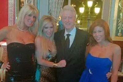 La foto pubblicata su twitter da Brooklyn Leigh che mostra Bill Clinton tra due attrici molto conosciute nel mondo del cinema porno