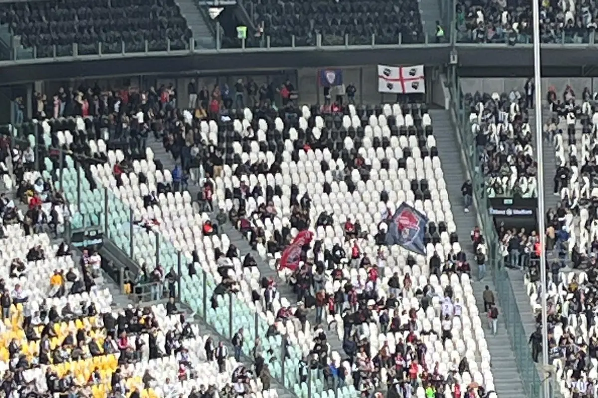 Alcuni dei tifosi del Cagliari presenti all'Allianz Stadium