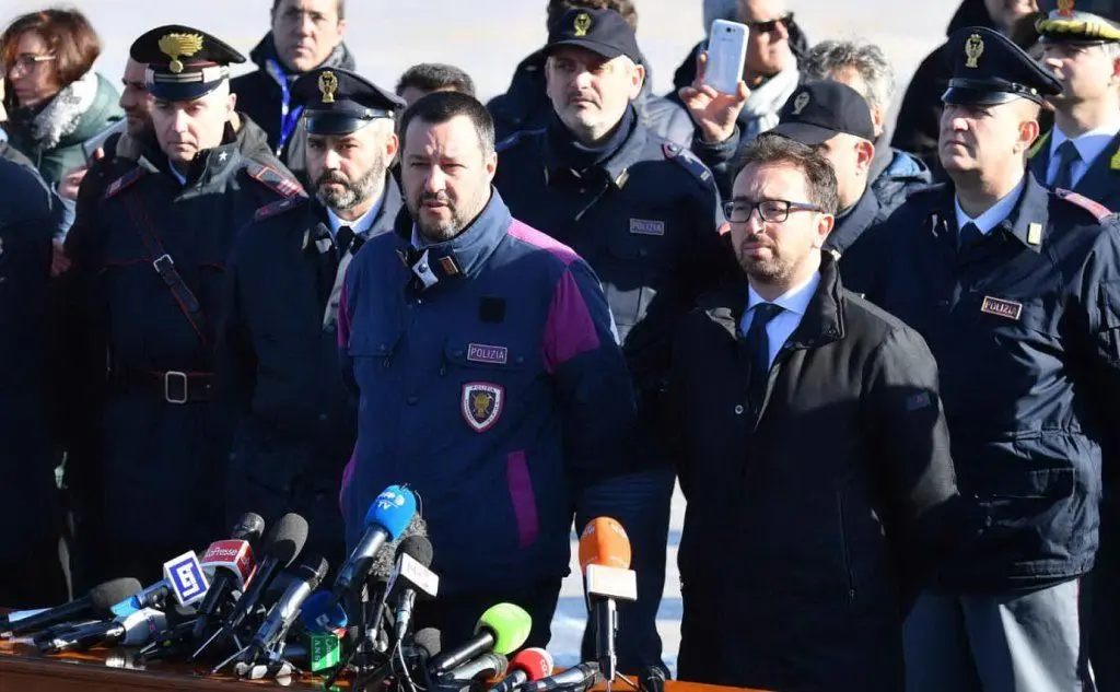 I due ministri rilasciano dichiarazioni all'aeroporto romano (Ansa)