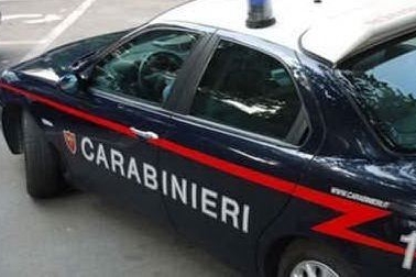 I carabinieri sono alla ricerca dell'uomo in fuga