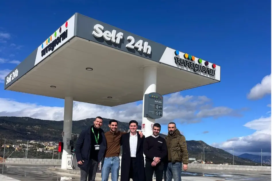 Lo staff di Tuttigiorni davanti al distributore di carburante accanto al supermercato a Lanusei
