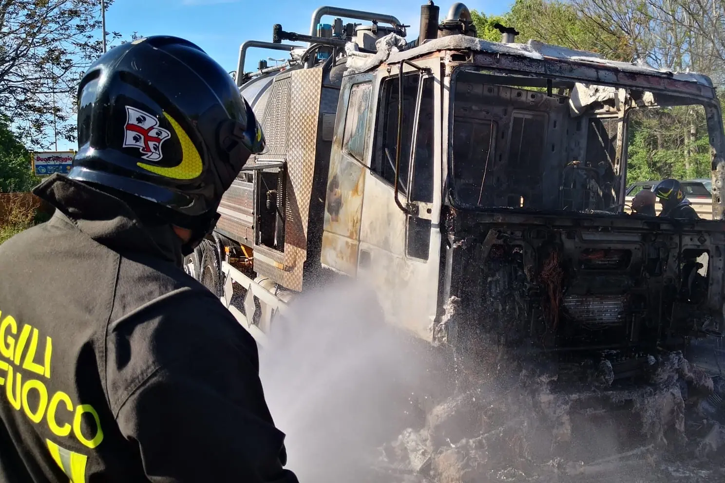 Il camion dell'autospurgo incendiato (Vigili del fuoco)