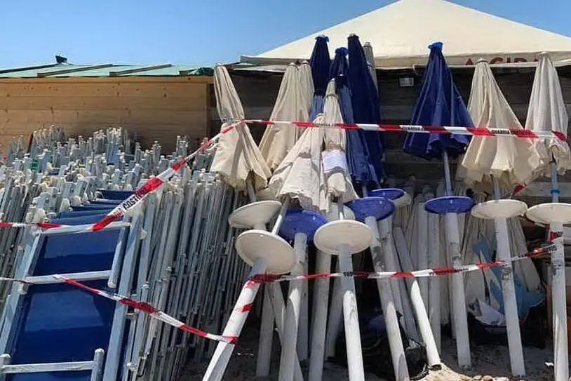 Gli ombrelloni sotto sequestro (foto Guardia Costiera)
