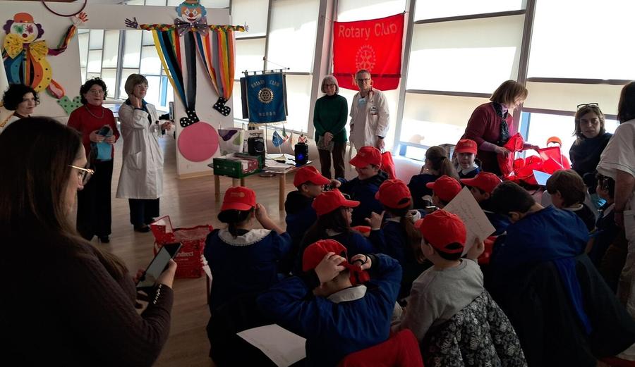 Alunni e Rotary donano le cuffiette per la Pediatria
