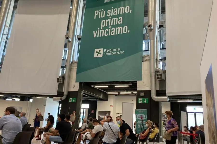Un centro vaccinale in Lombardia (L'Unione Sarda)