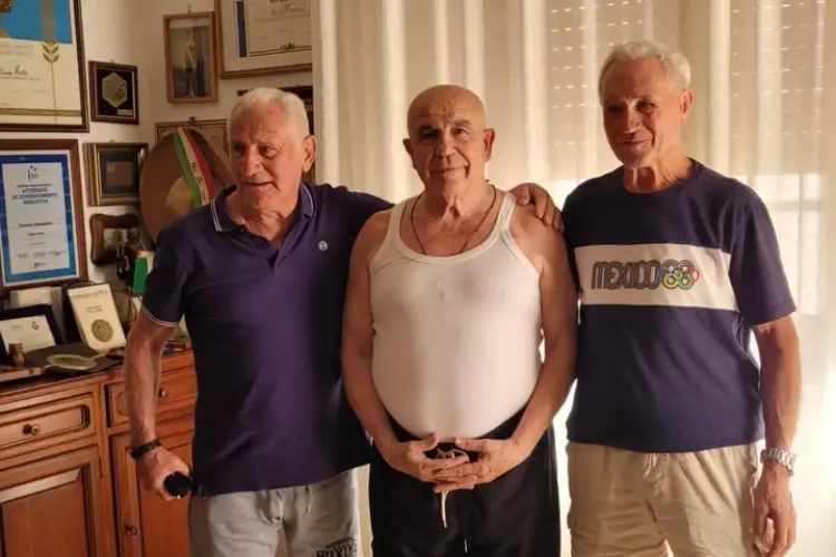Il campione di boxe Pino Mura (al centro) con i pugili Onori e Petriglia (foto Pala)