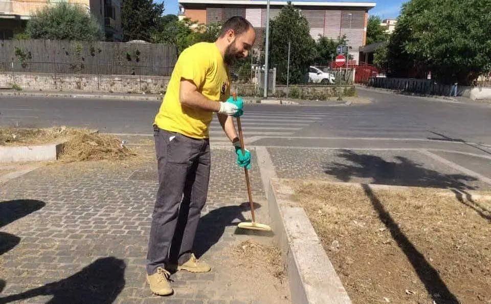 Matteo Orfini, presidente del Pd passa la scopa in strada