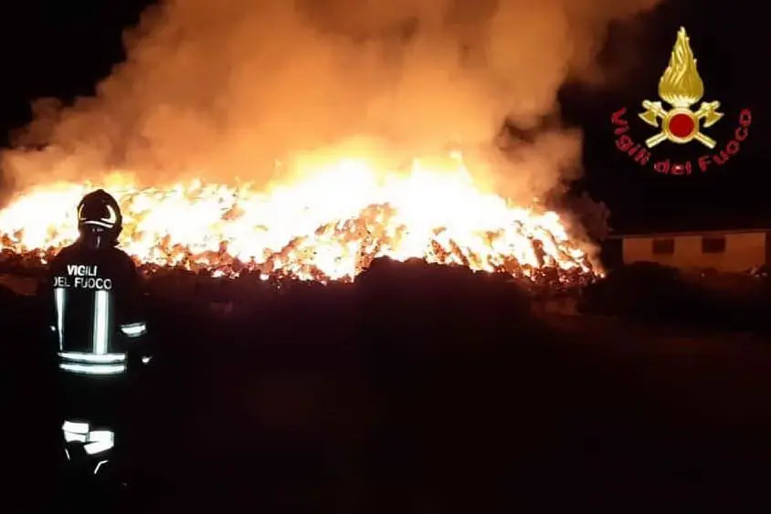 Le fiamme (foto Vigili del fuoco)