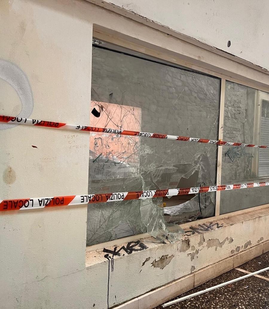 Vandali fanno a pezzi la vetrata