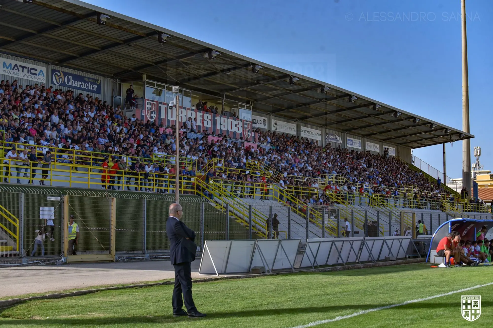 La tribuna coperta del "Vanni Sanna" (foto ufficio stampa-A. Sanna)