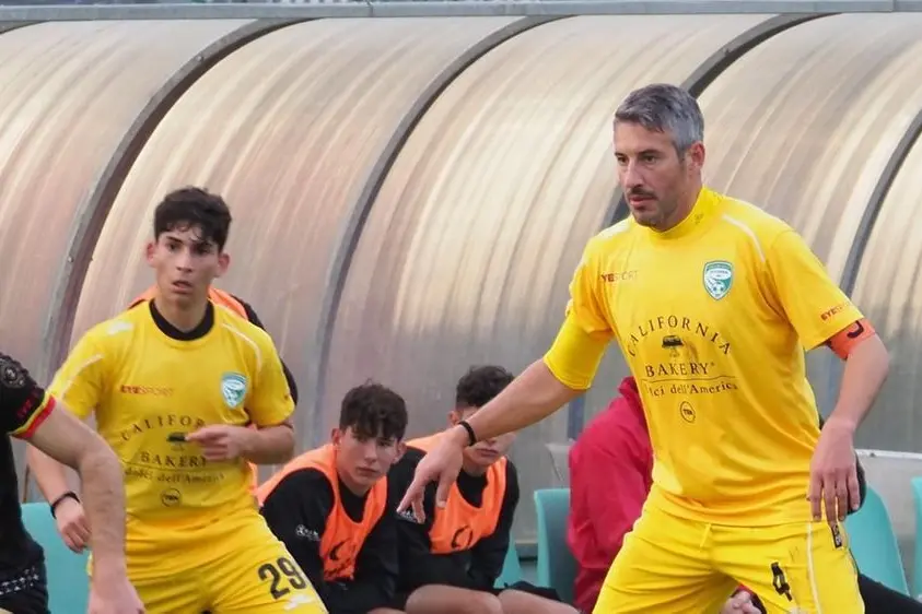 Danilo Bonacquisti (a destra), capitano dell'Arzachena (foto concessa da Arzachena Academy Costa Smeralda)