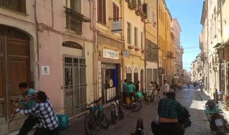 Sassari, rissa tra rider in piazza Nazario Sauro: 