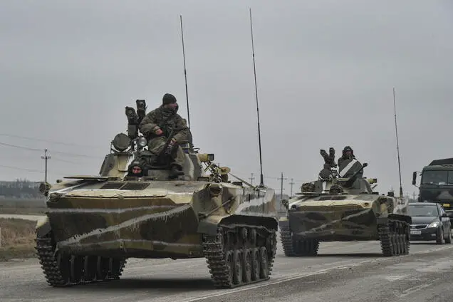 epa09784384 Russian soldiers on the amphibious infantry fighting vehicle BMP-2 move towards mainland Ukraine on the road near Armiansk, Crimea, 25 February 2022. Russian troops entered Ukraine on 24 February prompting the country's president to declare martial law and triggering a series of announcements by Western countries to impose severe economic sanctions on Russia. EPA/STRINGER
