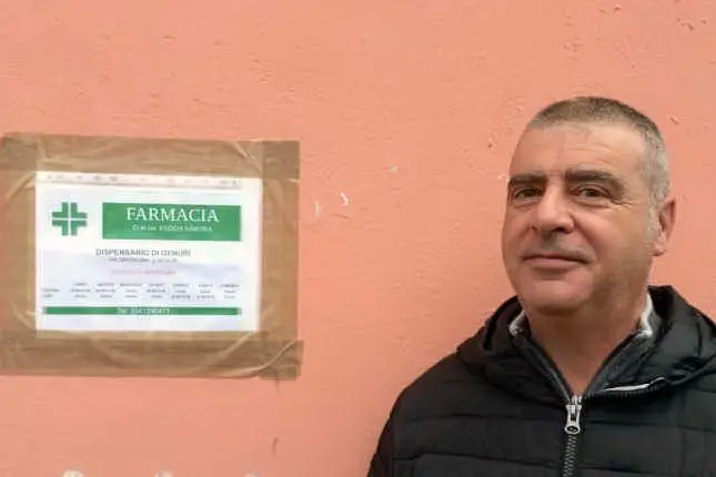 Il sindaco di Genuri davanti al dispensario farmaceutico (foto Antonio Pintori)