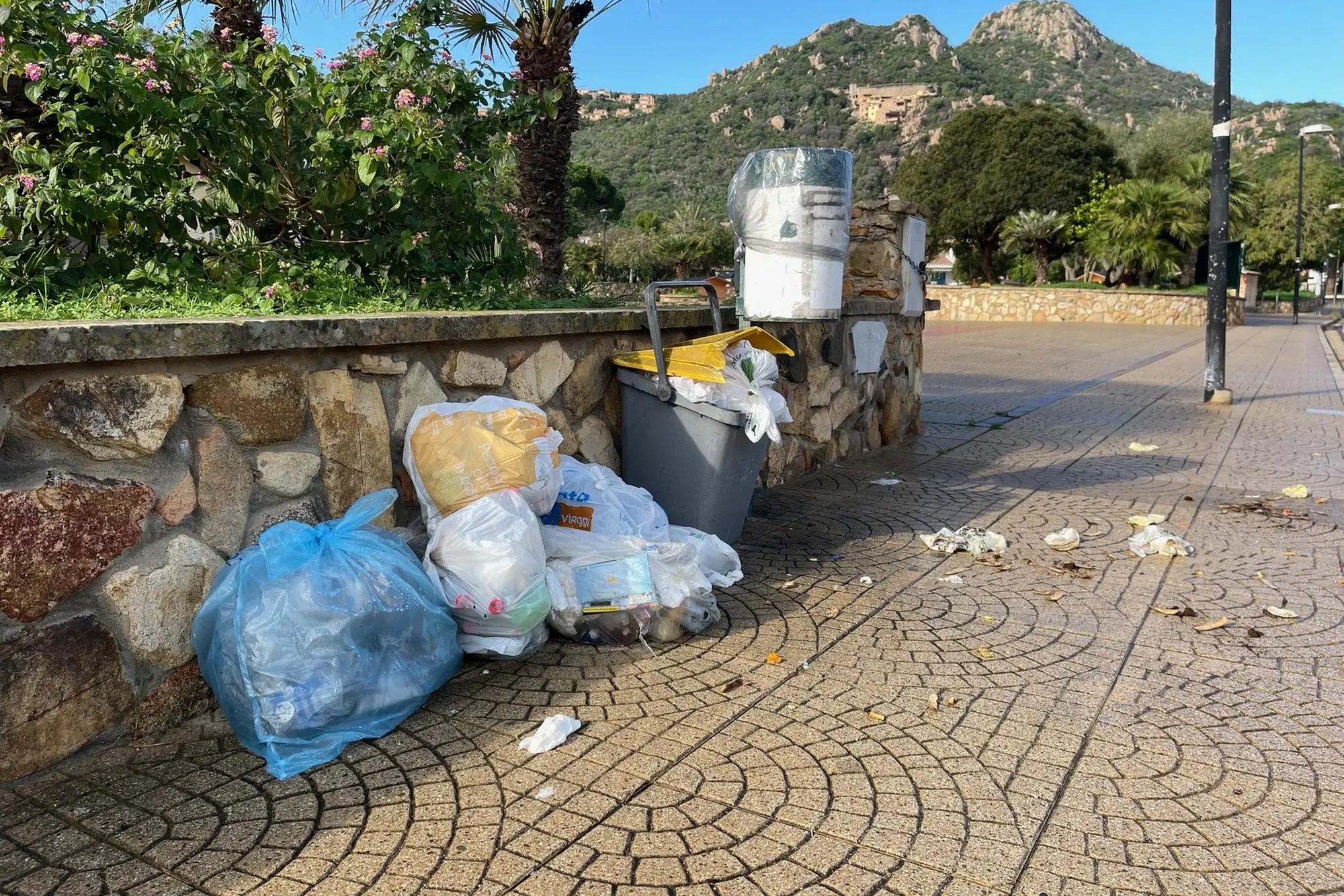 Rifiuti a Costa Rei (foto Agus)