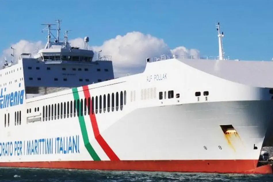 Un traghetto Moby-Tirrenia (foto Unione Sarda)