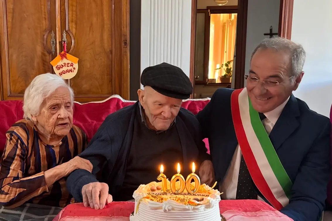 Quintino Sanna accanto alla moglie Antonina e al sindaco Angelo Dessì (Murgana)