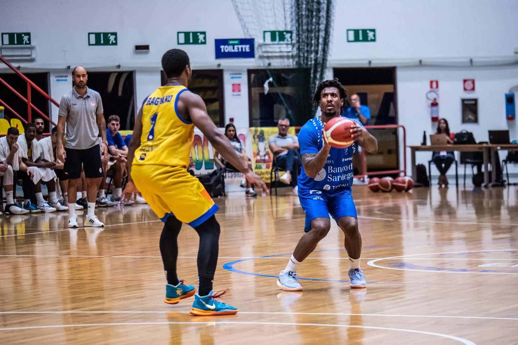 Il play della Dinamo Sassari Stanley Whittaker in campo a Carbonia nella prima amichevole contro il Peristeri (foto Dinamo Sassari)