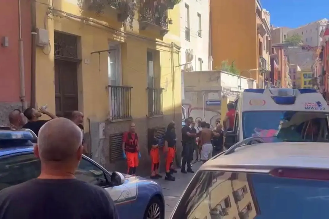 L'intervento di soccorso in via Azuni (Foto: Umberto Zedda)