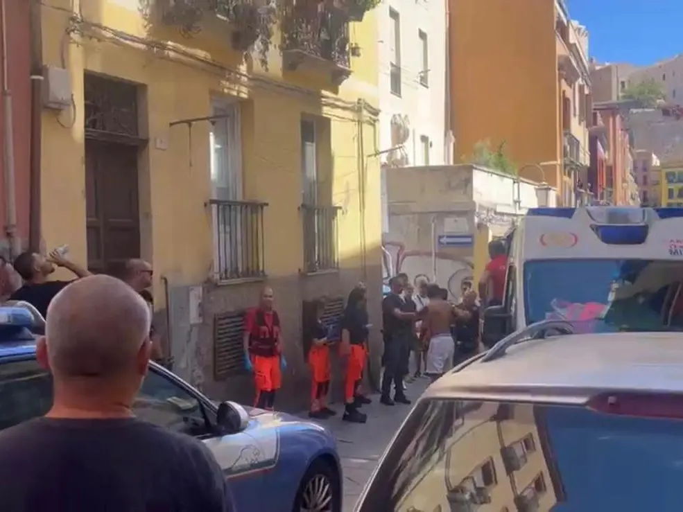 L'intervento di soccorso in via Azuni (Foto: Umberto Zedda)