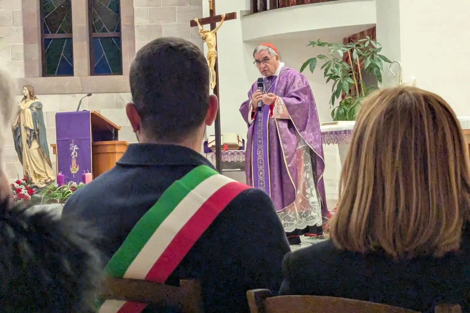 Il cardinale Becciu durante le cresime a Uri