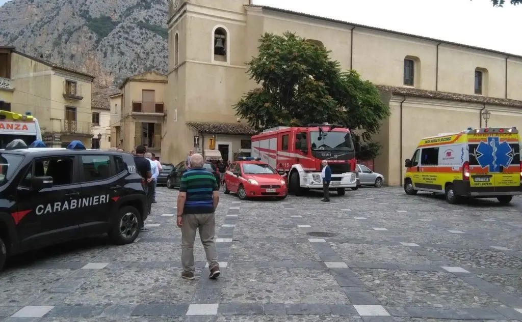 Sul posto vigili del fuoco, carabinieri e ambulanze