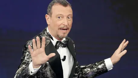 Sanremo, Amadeus announces the singers who will perform from the Suzuki ...