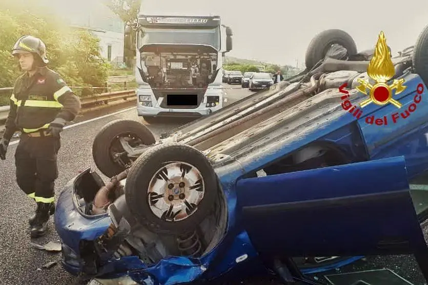 L'auto e il camion coinvolti nell'incidente (foto Vigili del fuoco)