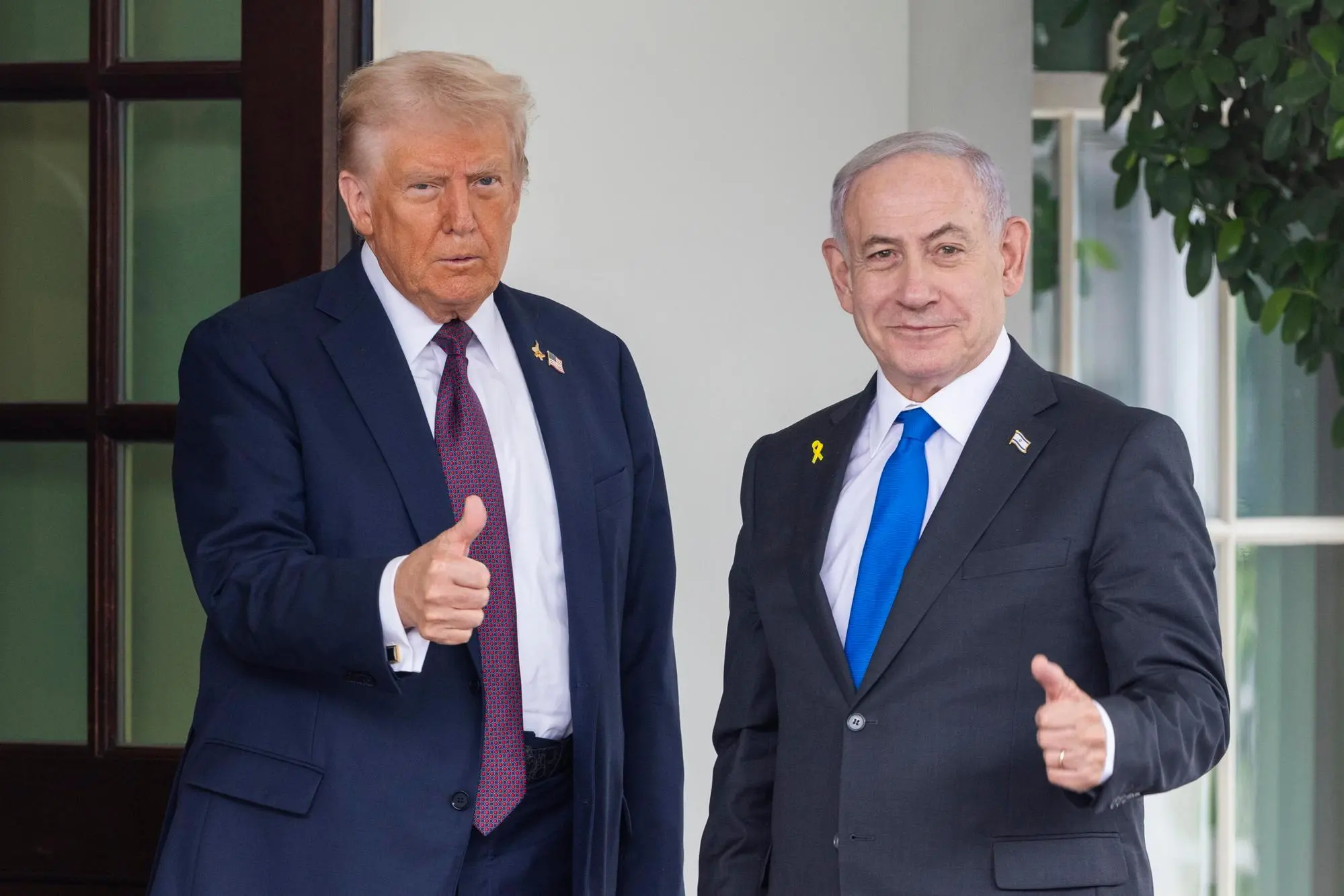 epa12414836 US President Donald Trump (L) welcomes Israeli Prime Minister Benjamin Netanyahu (R) to the White House in Washington, DC, USA, 29 September 2025. Trump is planning to press Netanyahu to accept a peace deal to end Israel’s ongoing war in Gaza and for Hamas to free their remaining hostages. EPA/JIM LO SCALZO