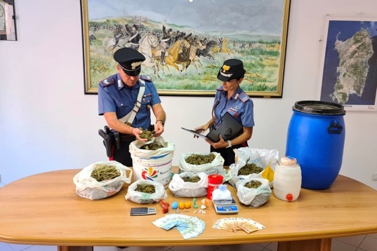 Cocaina, marijuana e “pizzini” per lo spaccio: due arresti a Olbia (foto carabinieri)