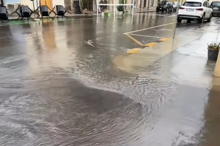 Allagamenti nel corso Vittorio Emanuele a Porto Torres (foto Pala)