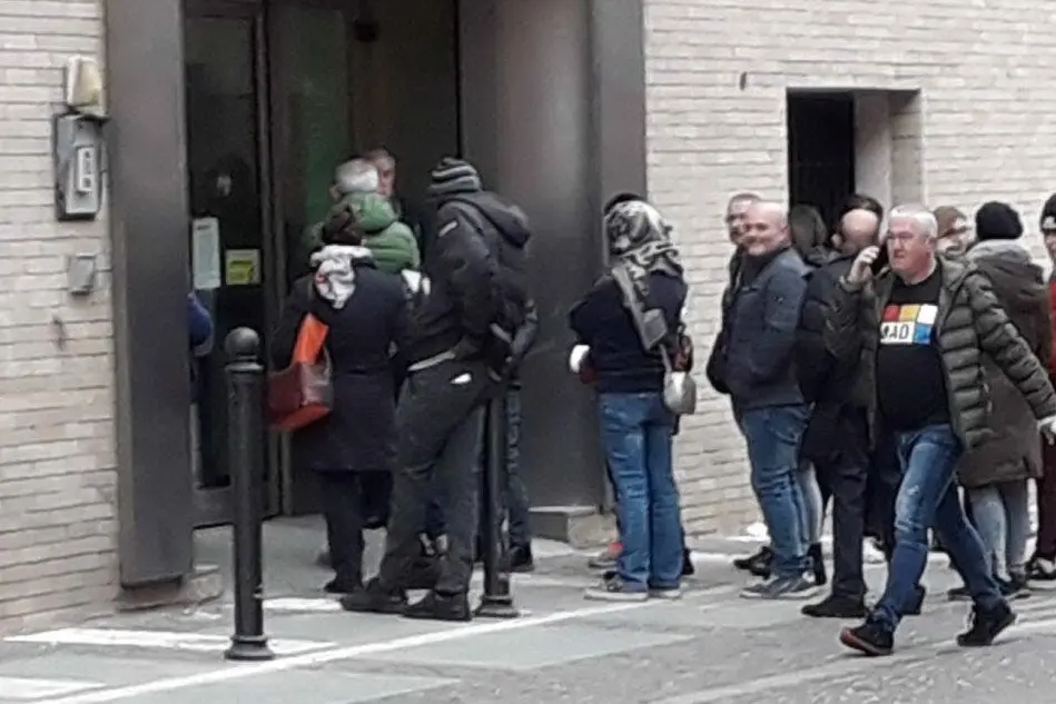 La fila davanti agli uffici del Banco in via Garibaldi