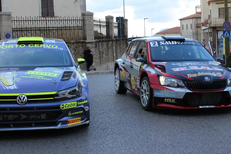 La Polo R5 di Musselli-Salis e la Škoda Fabia R5 di Gessa-Pusceddu al riordino di Tempio (foto L'Unione Sarda-Chessa)
