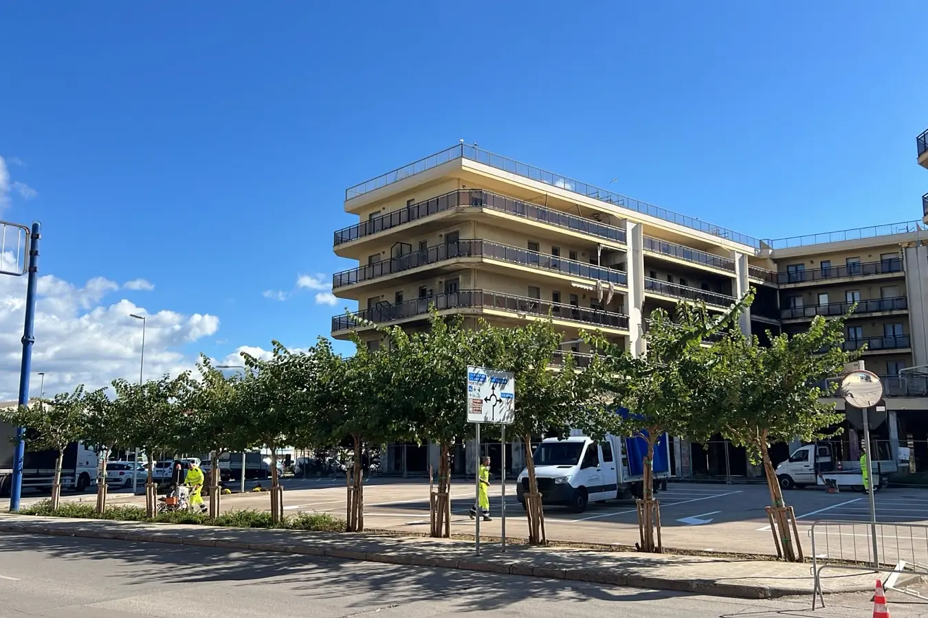 L'area del parcheggio davanti al "palazzo bruciato"