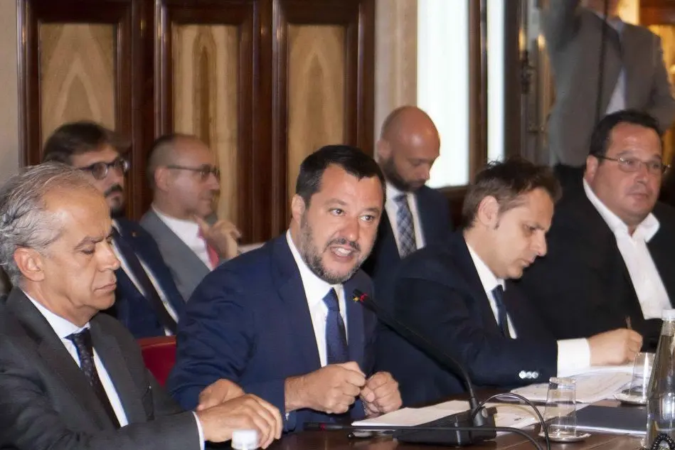 All'incontro con le parti Matteo Salvini e Armando Siri (Ansa)
