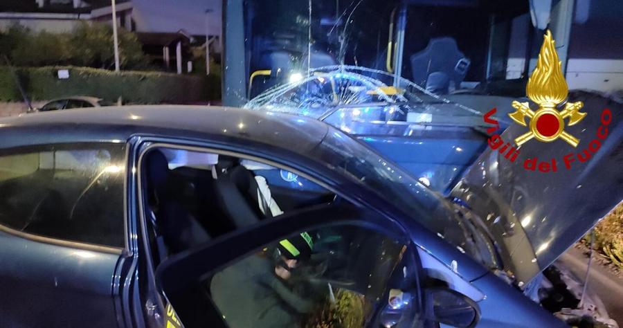 Auto contro bus Arst, cinque ragazzi finiscono in ospedale