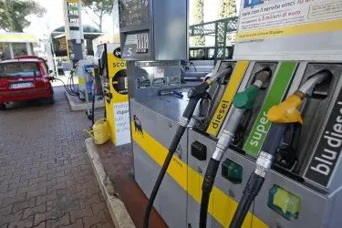 Un distributore di benzina in una foto d'archivio
