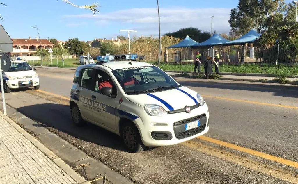 L’auto della polizia municipale (foto L'Unione Sarda - Manunza)