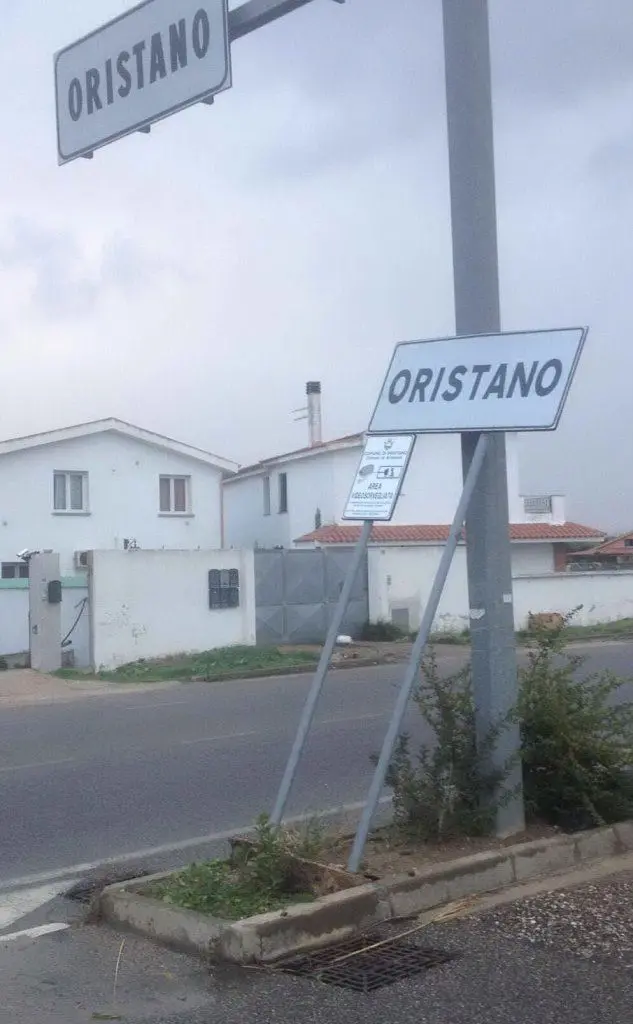 Il cartello all'ingresso di Oristano