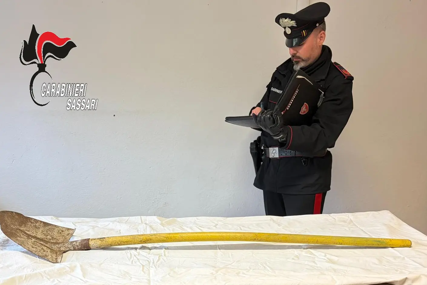 La pala sequestrata dai carabinieri