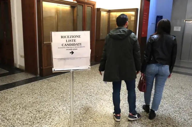 Deposito delle firme in Municipio (foto Ungari)