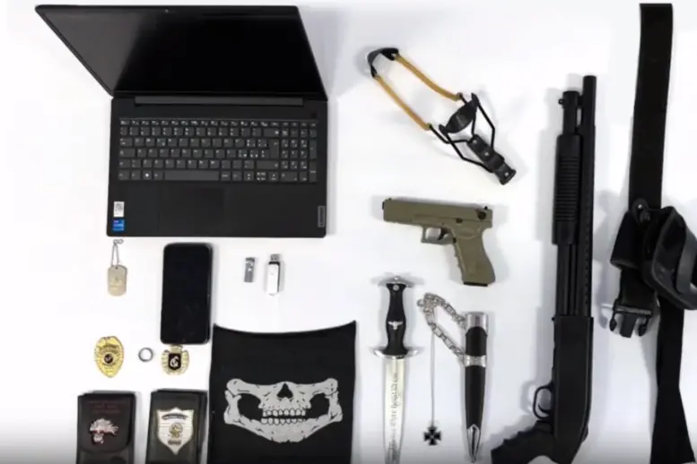 Le armi e i materiali sequestrati dalla polizia (foto da frame video)