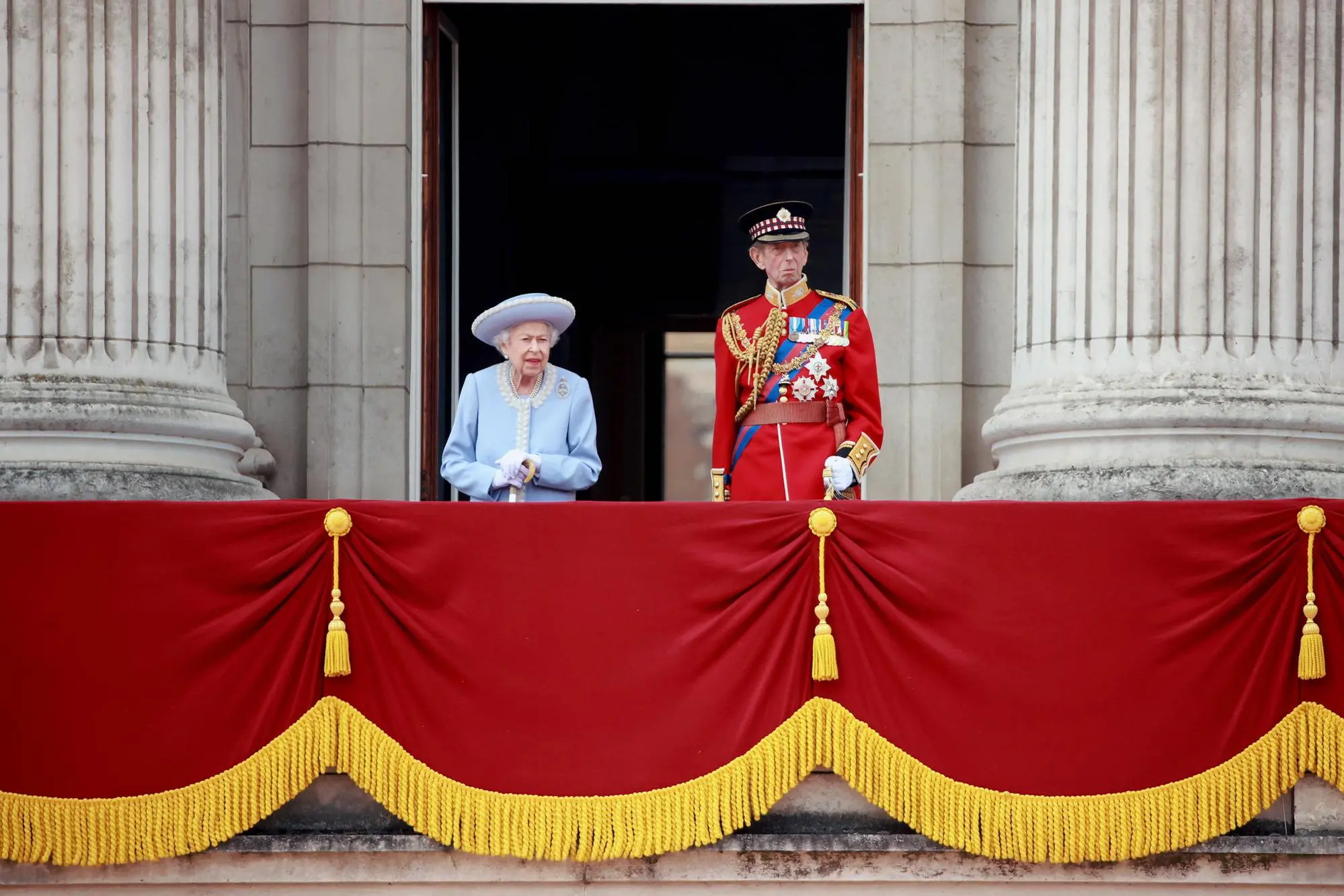epa09991400 A handout picture provided by the British Ministry of Denece (MoD) shows Her Majesty The Queen (L) and His Royal Highness The Duke of Kent (R) on the balcony of Buckingham Palace during the 'Trooping of the Colour' parade in London, Britain, 02 June 2022. Britain is enjoying a four day holiday weekend to celebrate Queen Elizabeth II's Platinum Jubilee marking the 70th anniversary of her accession to the throne on 06 February 1952. EPA/Sgt Donald C Todd/BRITISH MINISTRY OF DEFENCE/HANDOUT MANDATORY CREDIT: MOD/CROWN COPYRIGHT HANDOUT EDITORIAL USE ONLY/NO SALES