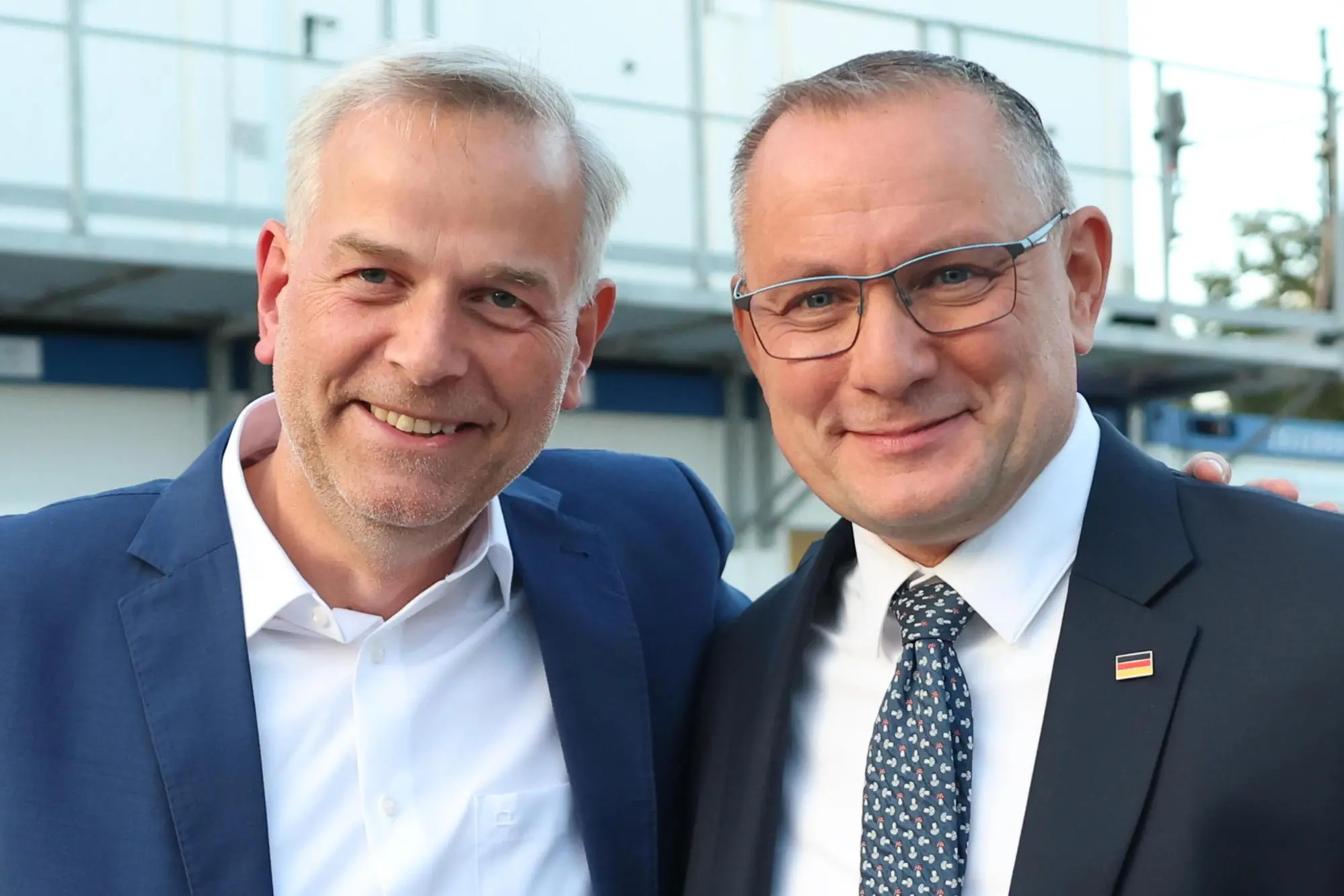 Tino Chrupalla, uno dei leader di Afd, con Leif-Erik Holm candidato governatore in Meclemburgo (Ansa-Epa)