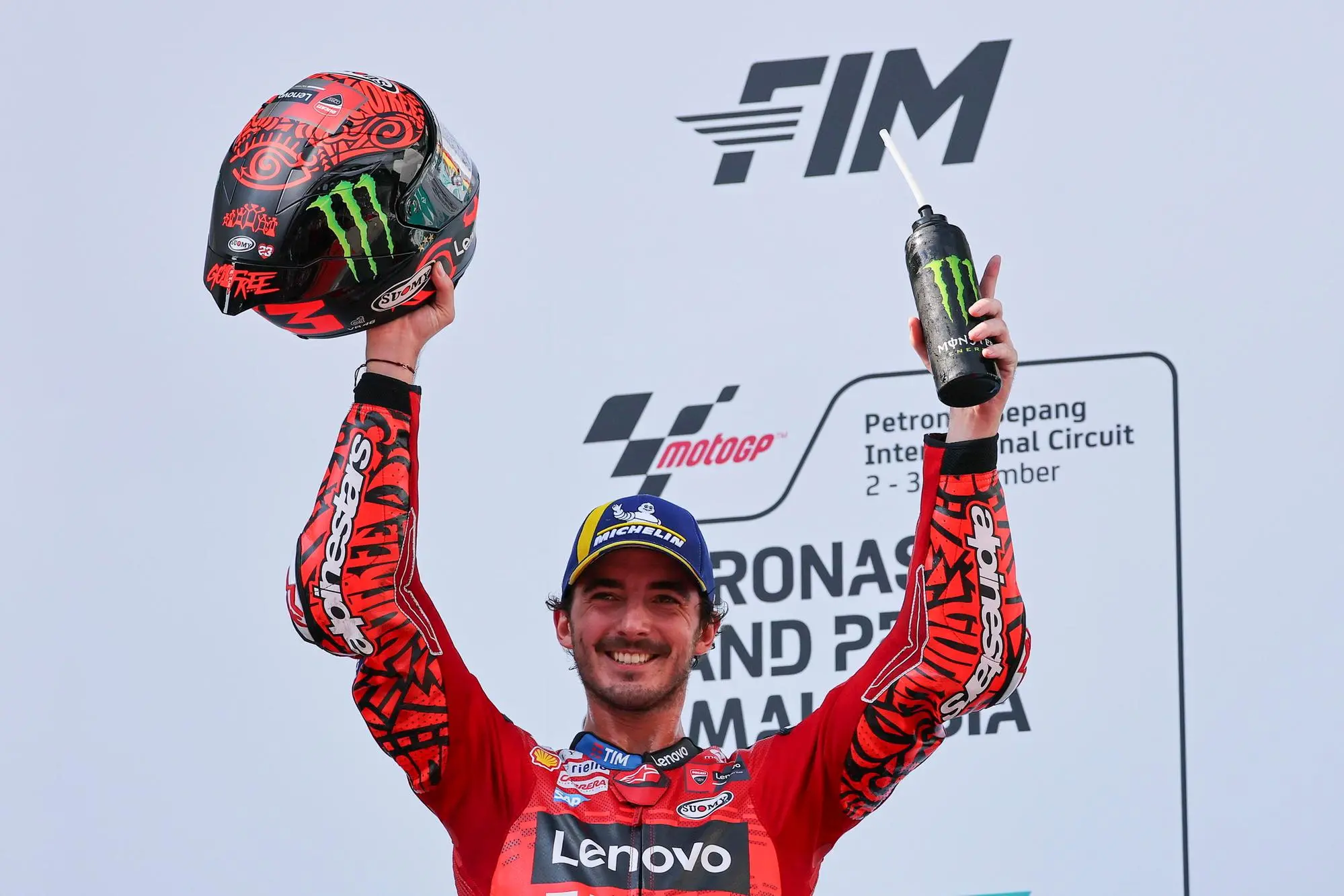 Francesco Bagnaia esulta per la vittoria nel Gran Premio in Malesia di MotoGP (foto Epa/Ansa)