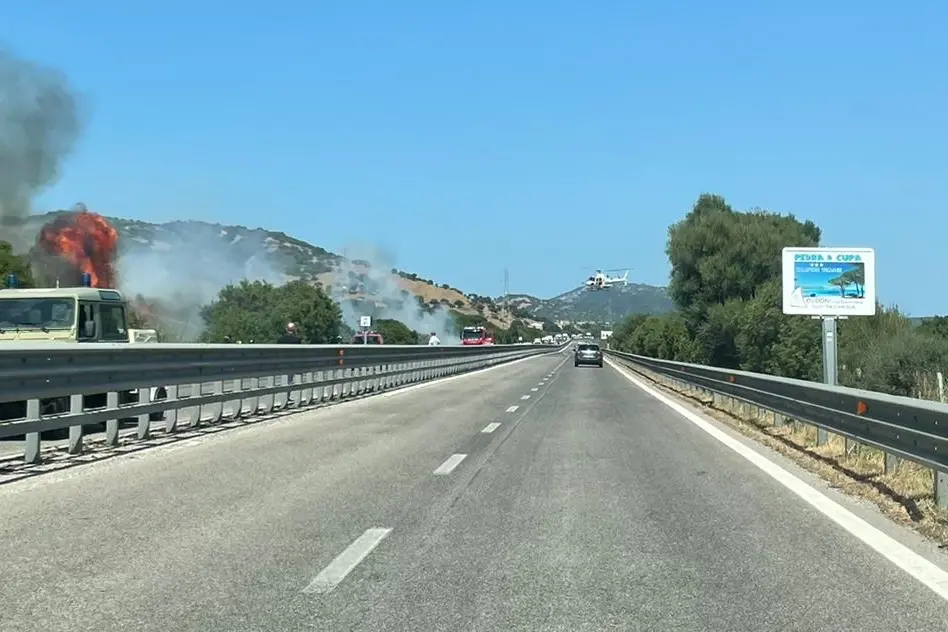 Auto prende fuoco sulla 131 Dcn, strada chiusa in direzione Nuoro (foto Ledda)