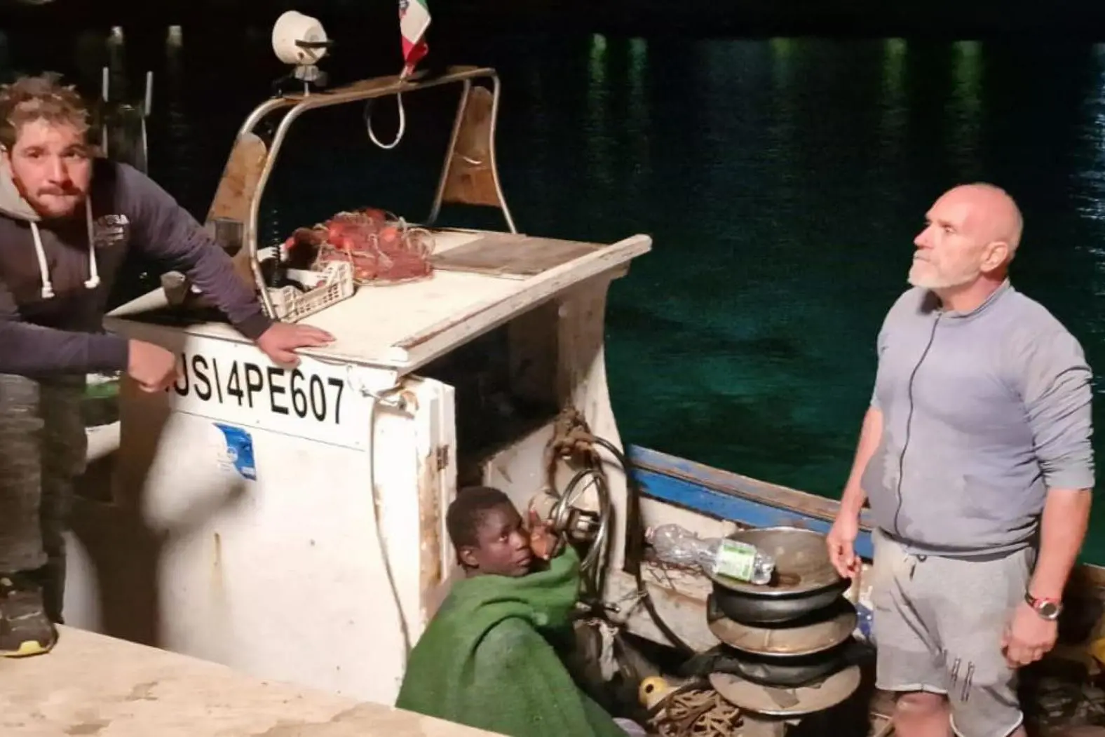 I migranti soccorsi dai pescatori a Lampedusa (Ansa)