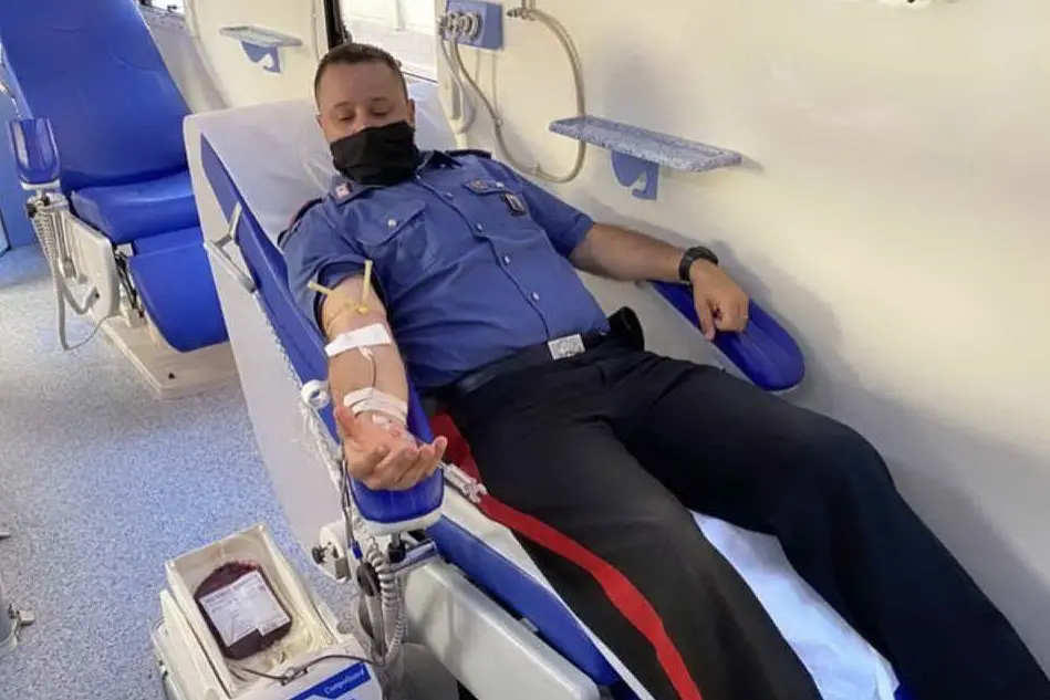 Un militare dona il sangue (foto carabinieri di Nuoro)