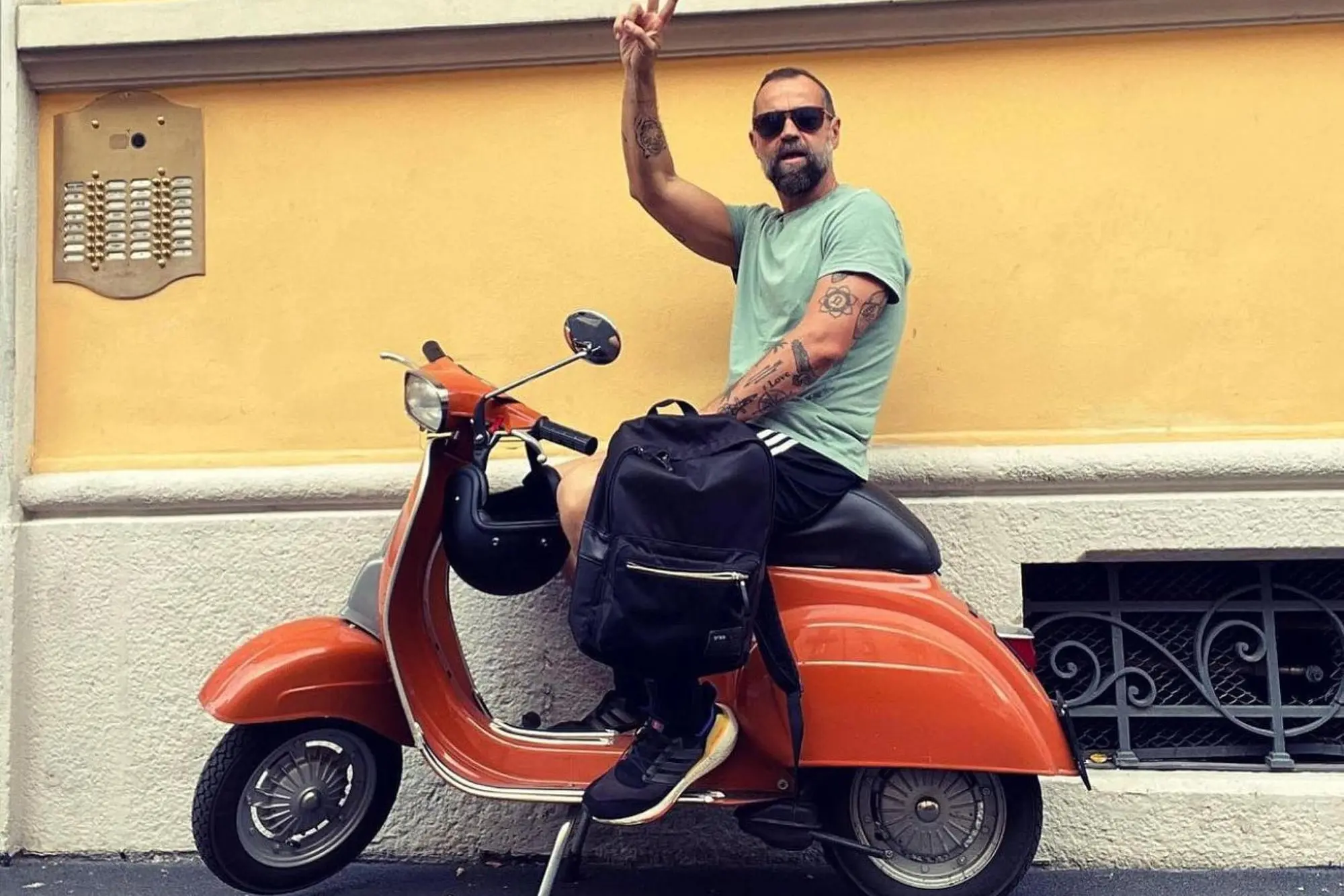 法比奥·沃洛（Fabio Volo）骑着大黄蜂（来自 Facebook）