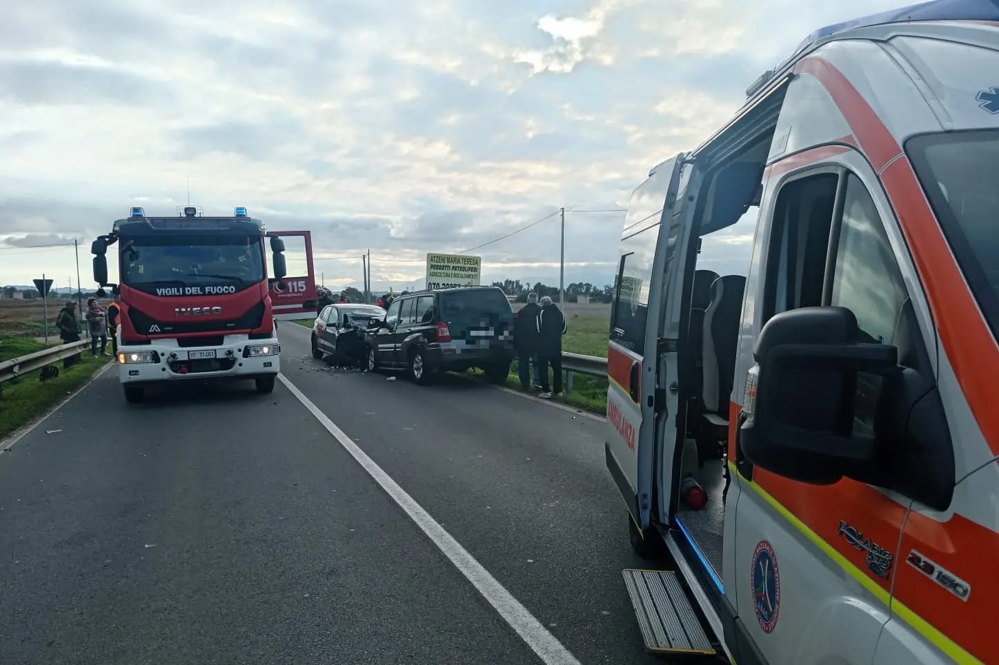 I mezzi coinvolti nell'incidente e i soccorsi (L'Unione Sarda)